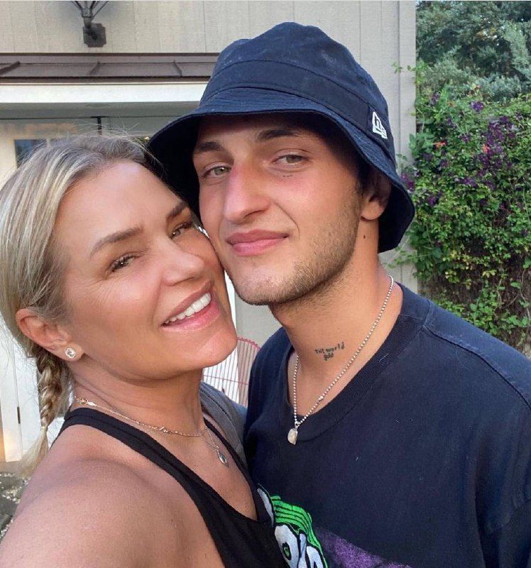 Йоланда Хадід з сином Анваром