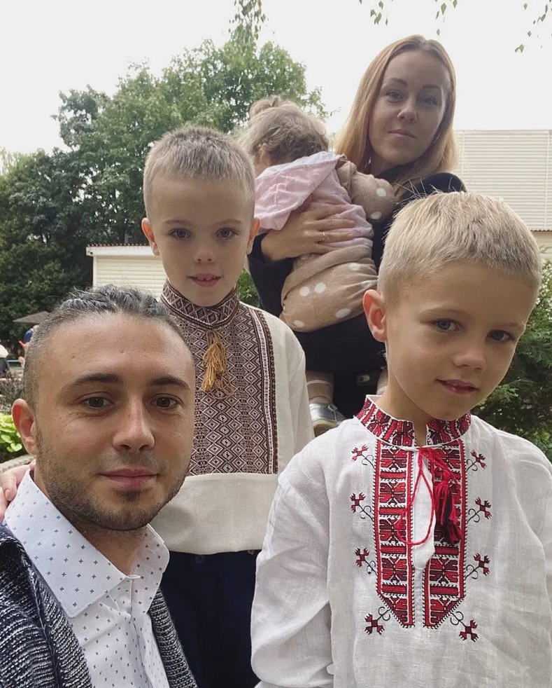 Тарас та Олена Тополі з дітьми