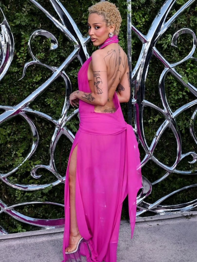 Doja Cat вийшла в світ у прозорій сукні українського бренду