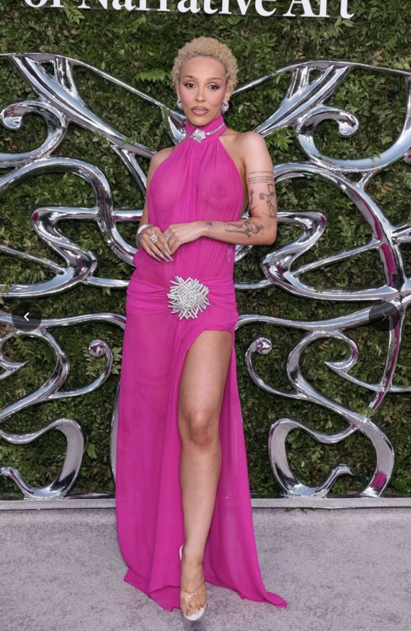 Doja Cat вийшла в світ у прозорій сукні українського бренду