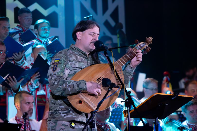 Тарас Тополя, «Пташка» Поліщук та Арсен Мірзоян заспівали в мистецькій сазі про незламність України - Фото №4