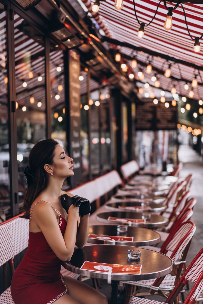 участница шоу &quot;Холостяк&quot; Надин Медведчук в ресторане в Париже