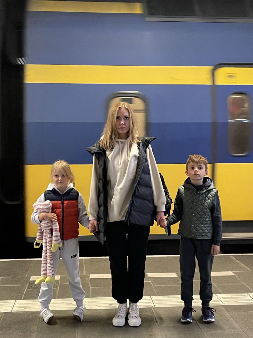 Слава Камінська і її діти - син та дочка