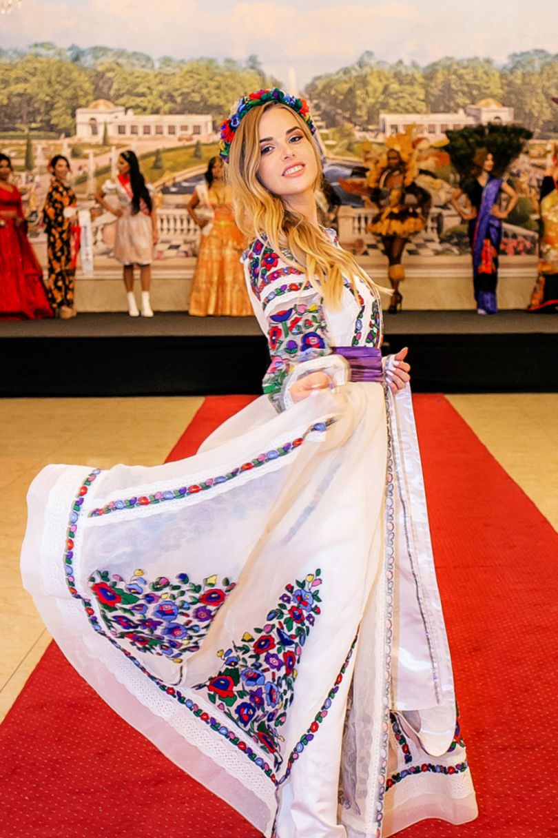 Дарія Кравець на конкурсі Woman of the Universe