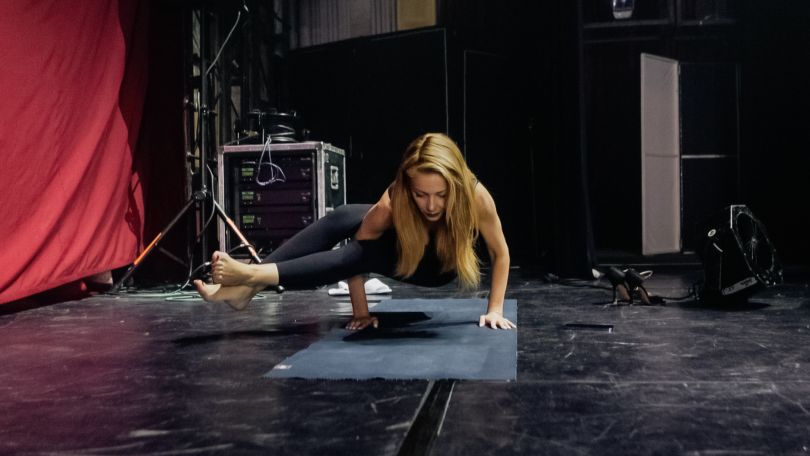 Тіна Кароль займається йогою на сцені перед концертом