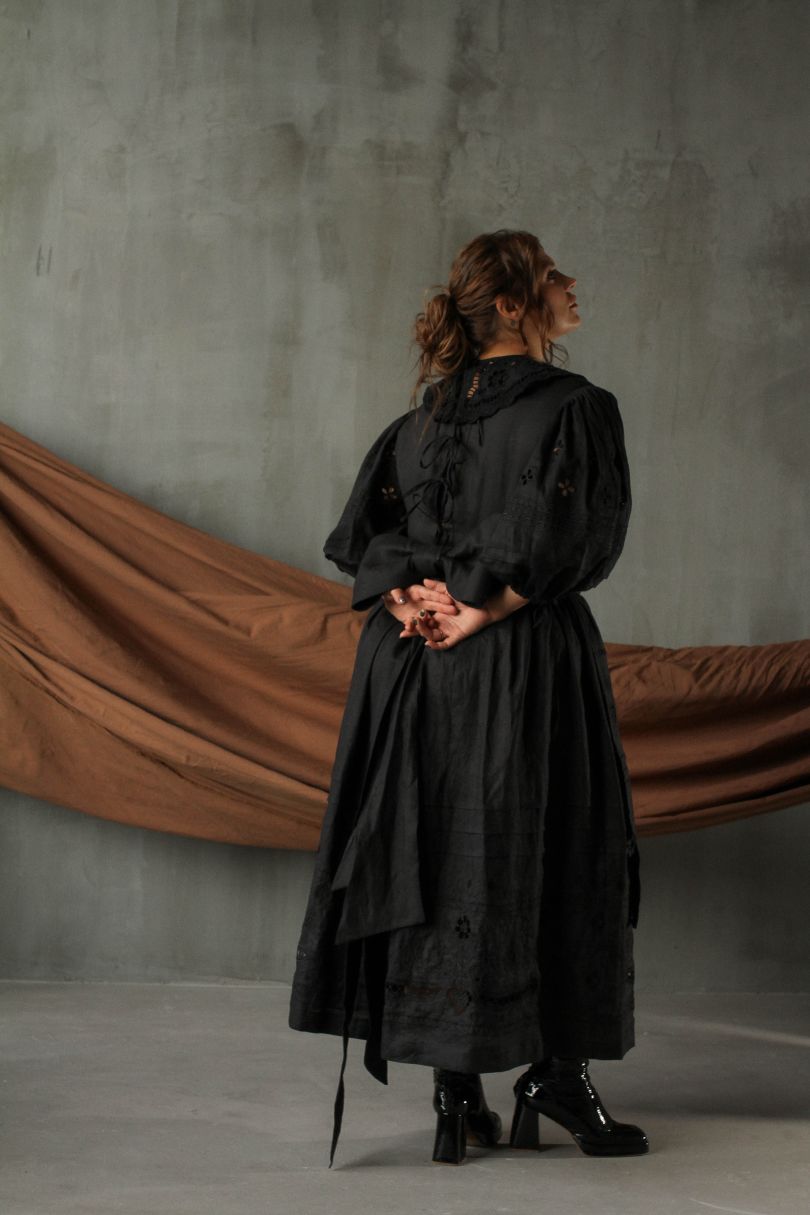 Олександра Заріцька у чорній вишитій сукні EmbroideredGem