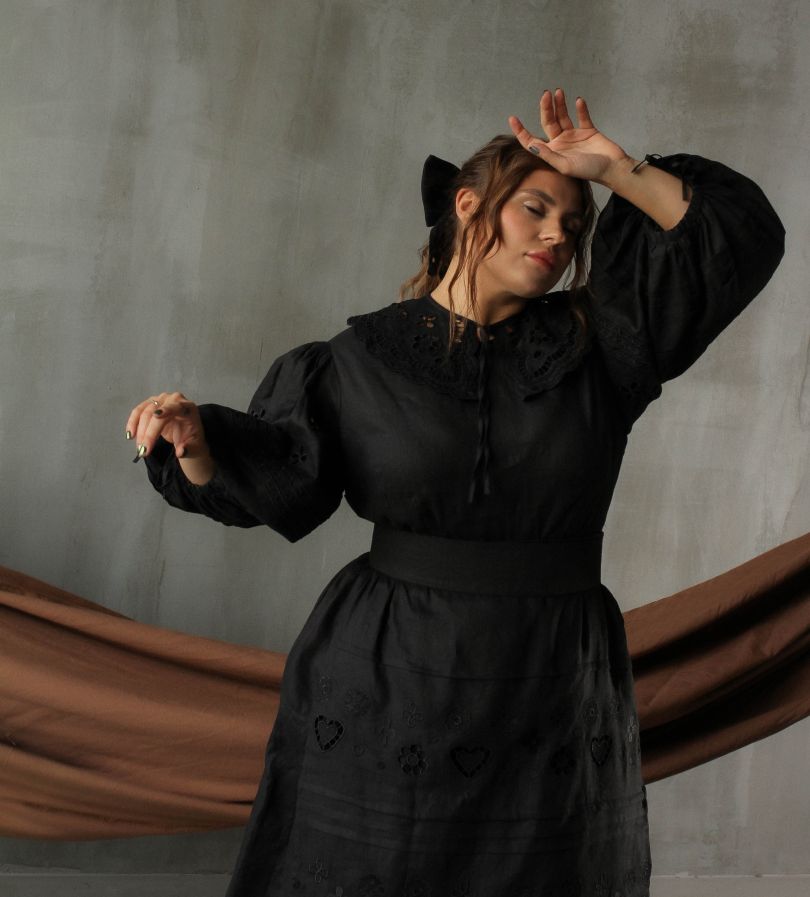 Олександра Заріцька у чорній вишитій сукні EmbroideredGem