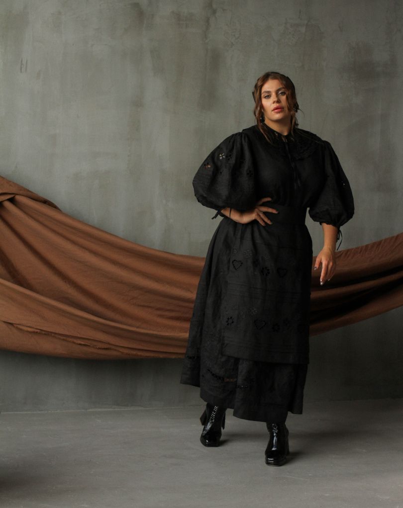 Олександра Заріцька у чорній вишитій сукні EmbroideredGem