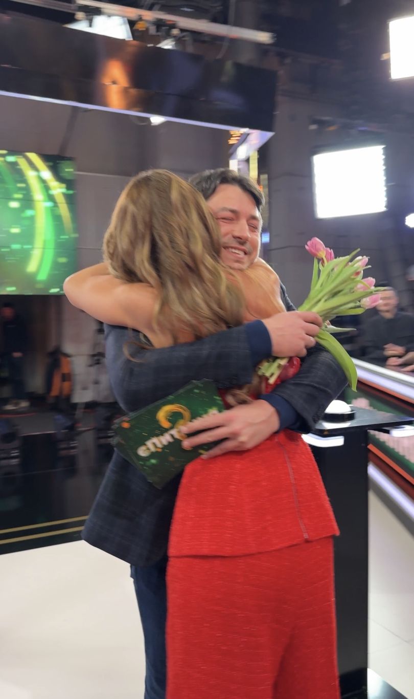 Сергій Притула обіймає Лесю Нікітюк