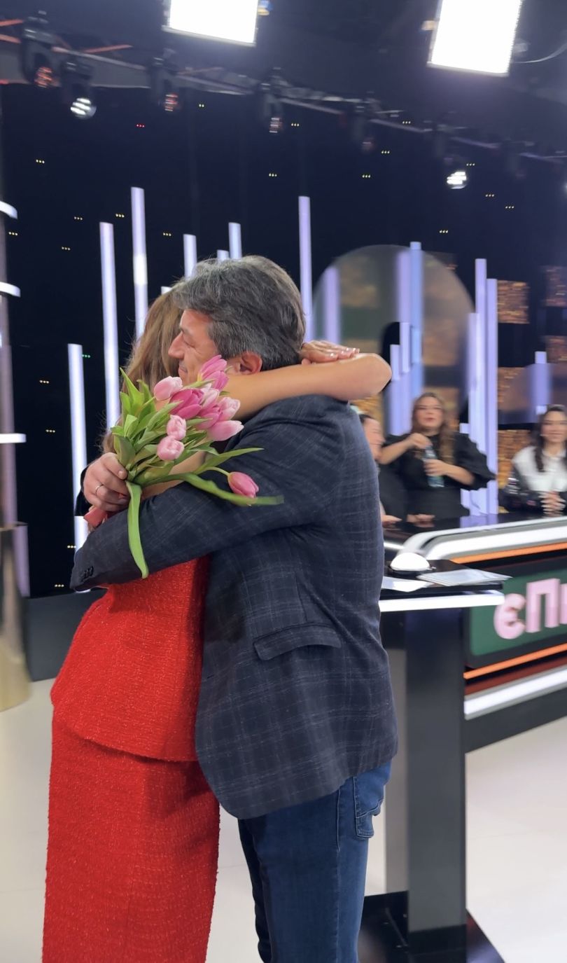 Сергій Притула обіймає Лесю Нікітюк і дарує квіти