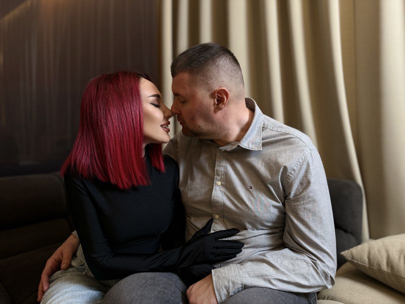 SHADU цілує чоловіка