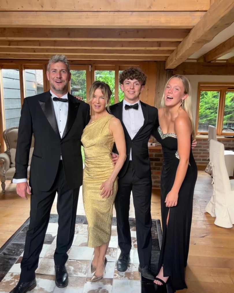 Рене Зеллвегер з коханим чоловіком та його дітьми