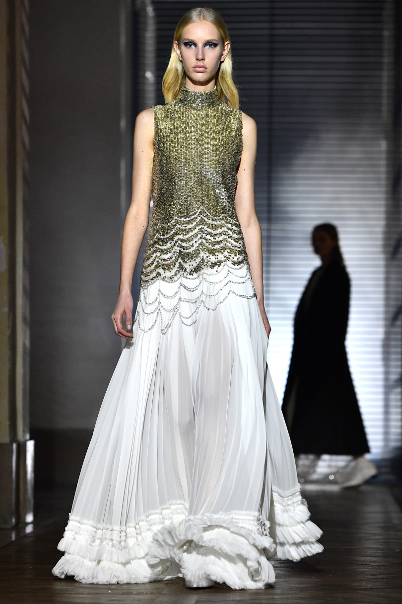 Благородство и сила: в Париже прошел показ Givenchy Couture
