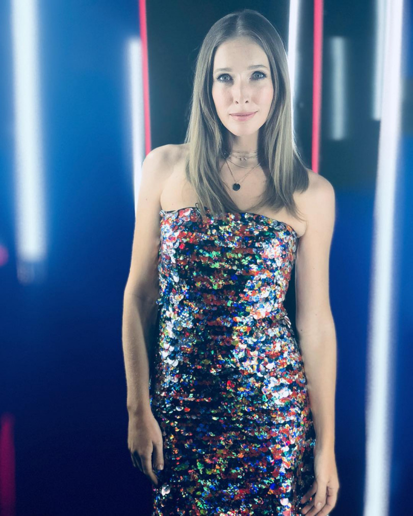 Засияем! Катя Осадчая блистает в сверкающем плате с открытыми плечами 