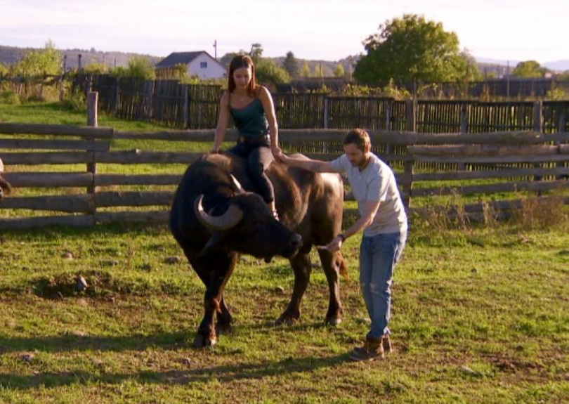 Рожден Ануси дал розы всем девушкам