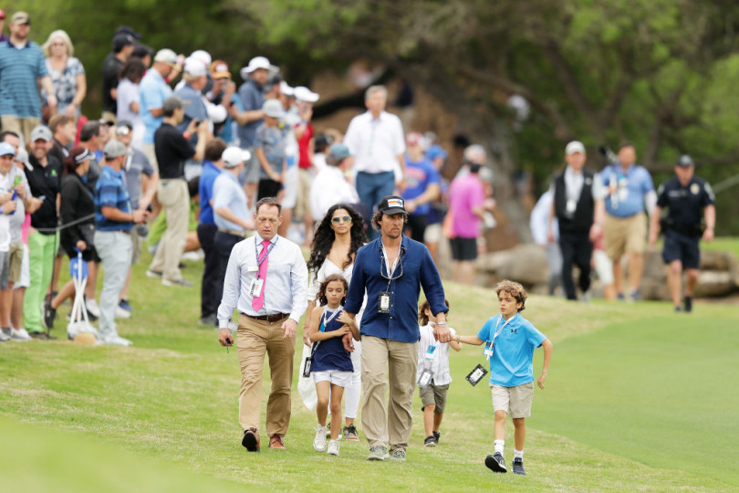 Мэттью Макконахи и Камила Алвес на гольфе