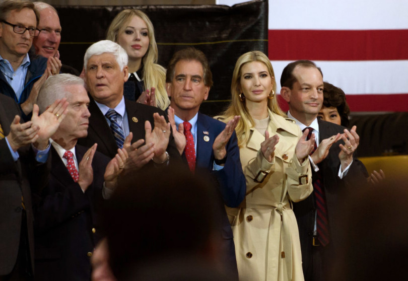 Иванка Трамп в бежевом тренче