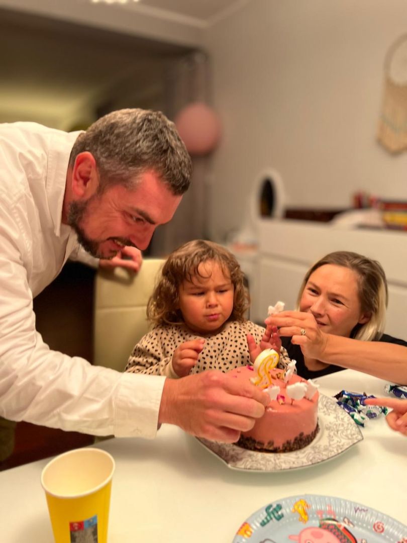 Наталія Гаріпова з дитиною і чоловіком