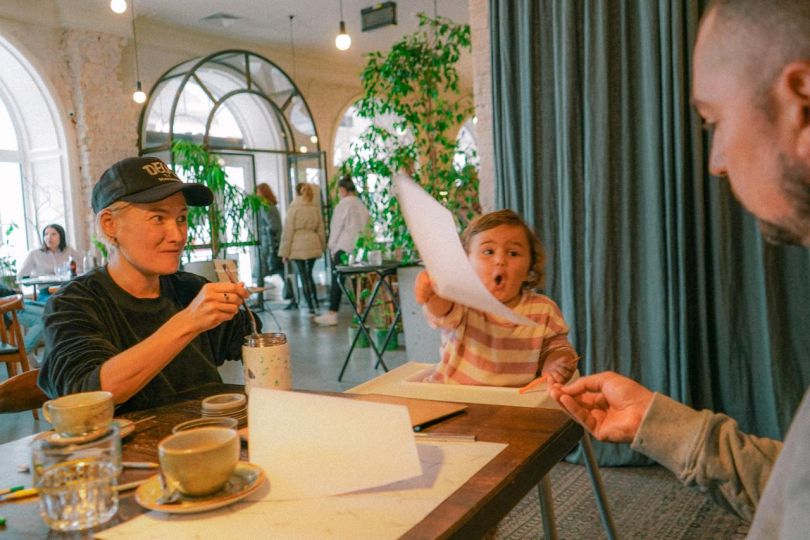 Наталія Гаріпова з дитиною і чоловіком