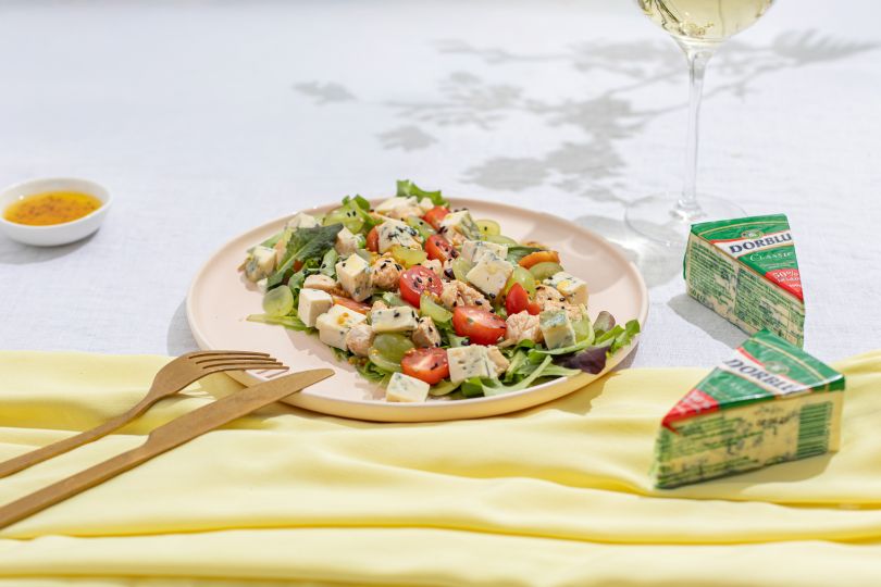 салат з сиром Dorblu, куркою та виноградом