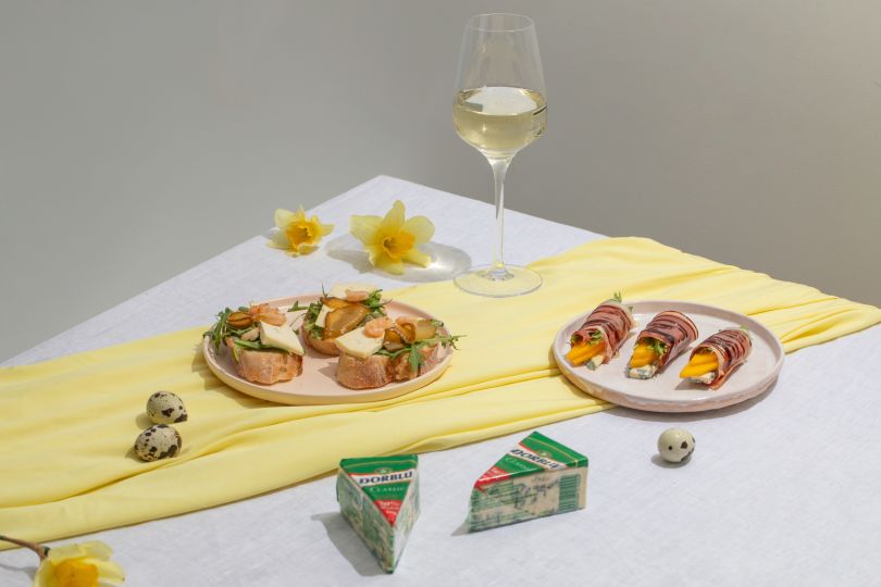 Закуски з сиром Dorblu: рулетики з манго та хамоном + брускети з карамелізованою грушею та креветкою