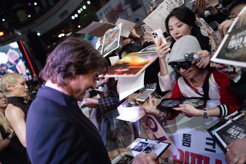 Том Круз дає автографи фанатам у Сеулі перед прем'єрою фільму &laquo;Місія неможлива 8: Фінальна розплата&raquo;