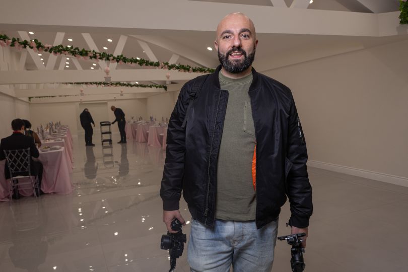 Грант Варданян (Hrant Vardanian) з фотокамерою в руках