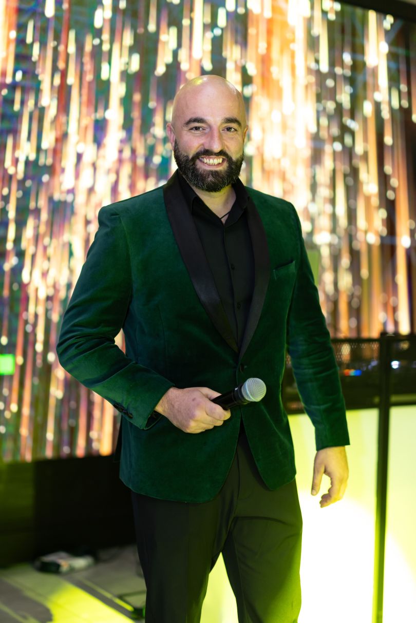 Ведучий Грант Варданян (Hrant Vardanian) на святі з мікрофоном