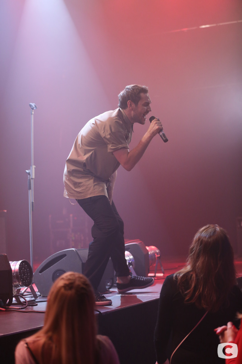 Холостяк Рожден Ануси выступил с концертом для участниц реалити