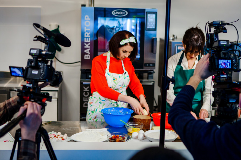 Алла Мазур готовит тесто для пасхи 