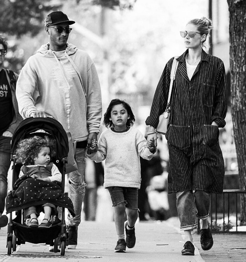 Даутцен Круc с мужем и детьми