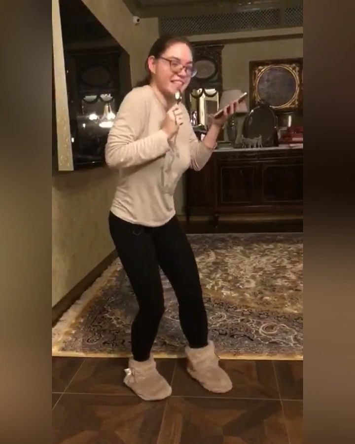 Лолита показала домашнее выступление 19-летней дочери