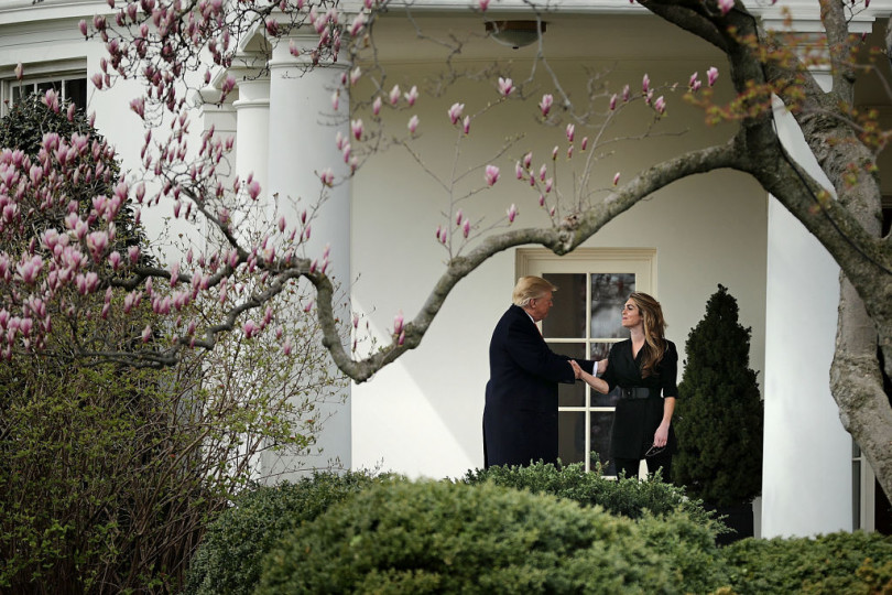 Дональд Трамп провожает девушку