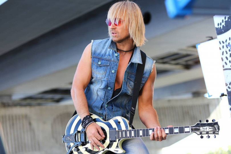 Олег Винник показал мышцы