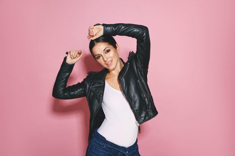 Нюша с беременным животом 