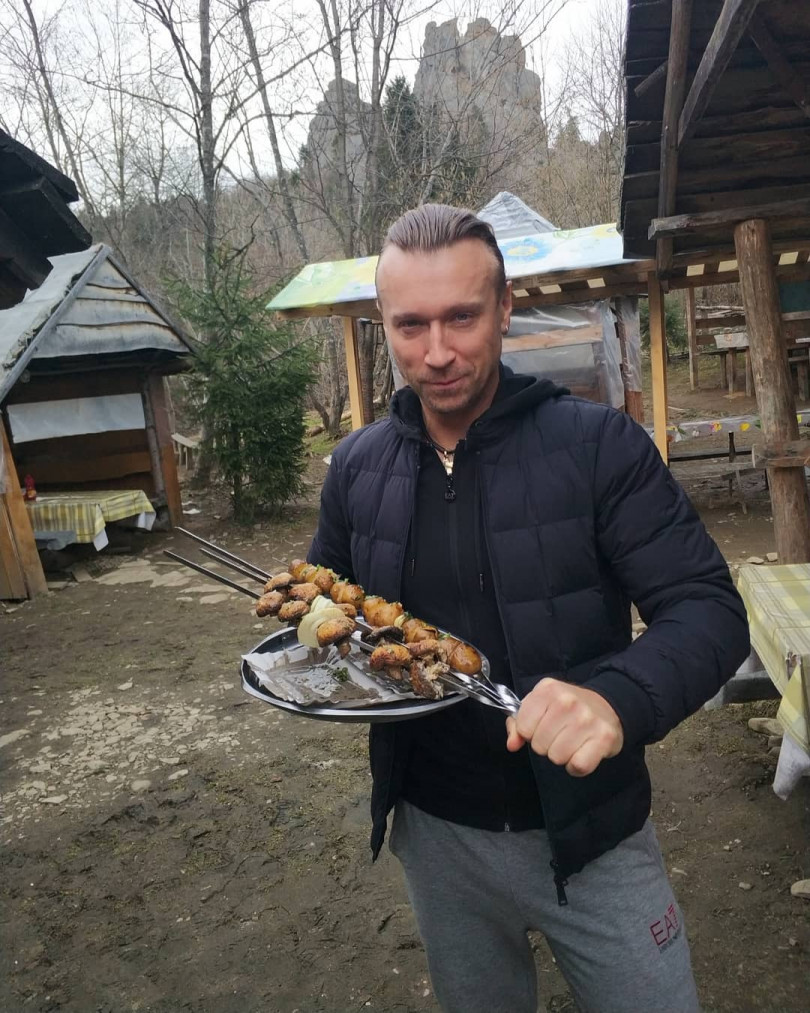 Олег Винник сделал шашлык