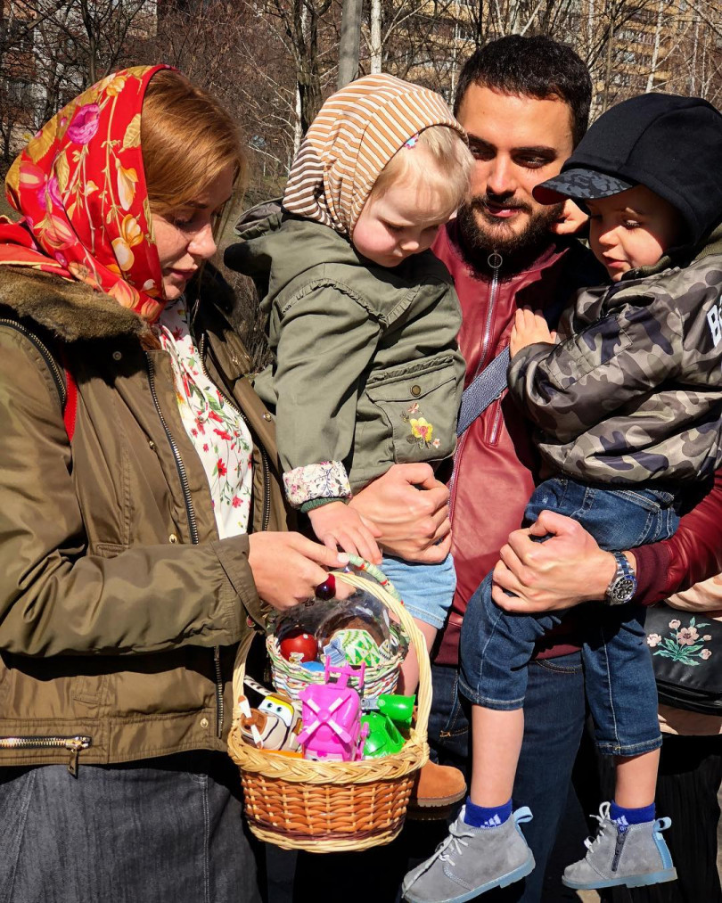 Слава Каминская с семьей