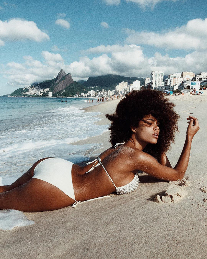 Тина Кунаки на пляже