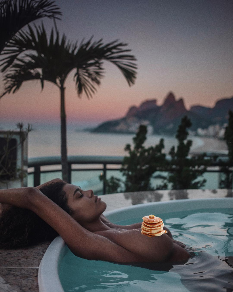 Тина Кунаки без купальника