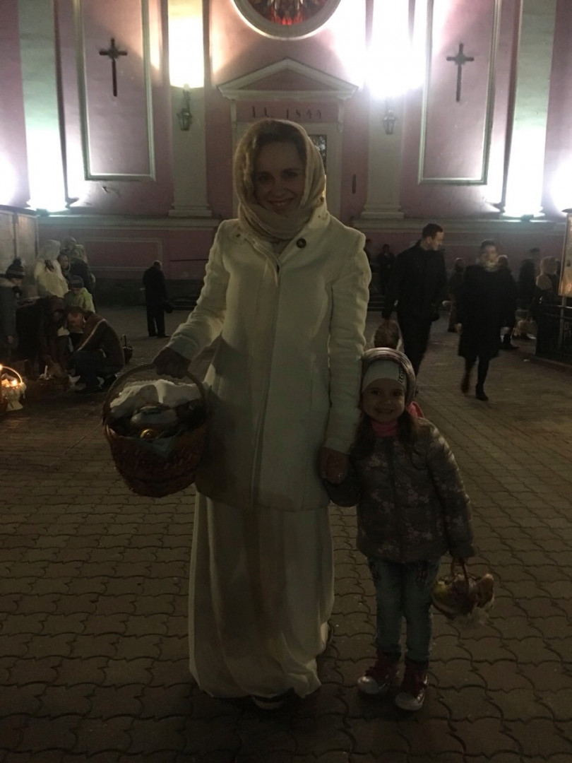 Лилия Ребрик пришла на праздничную службу святить пасхальную корзину
