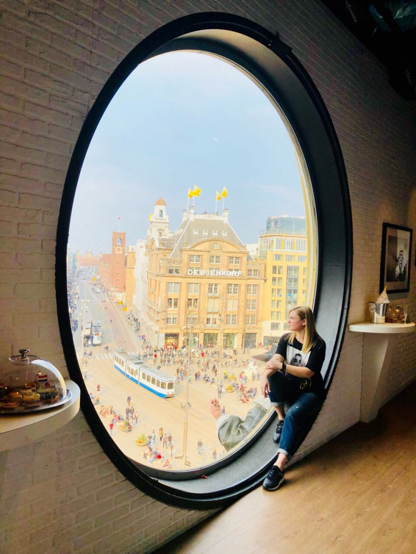 Жена Артема Гагарина гуляет в Амстердаме