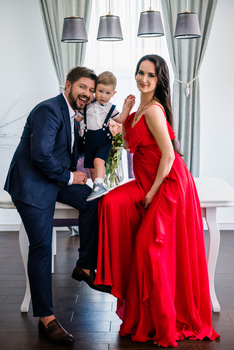 Александр Бережок, его беременная жена и маленький сын снялись в семейной фотосессии