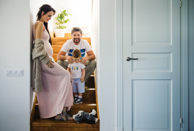 Александр Бережок снялся с беременной женой и сыном в красивой фотосессии