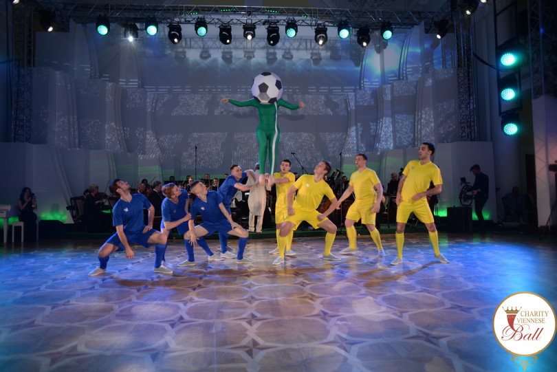 Шовковский на балу