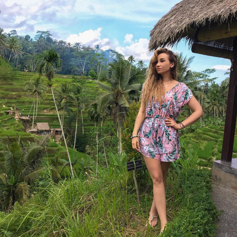 Анфиса Чехова в коротком платье