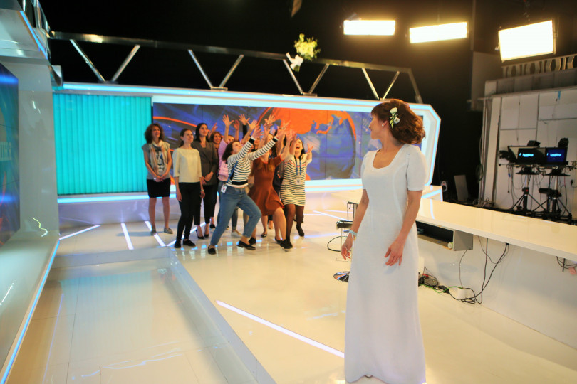 Анна Панова бросает свадебный букет