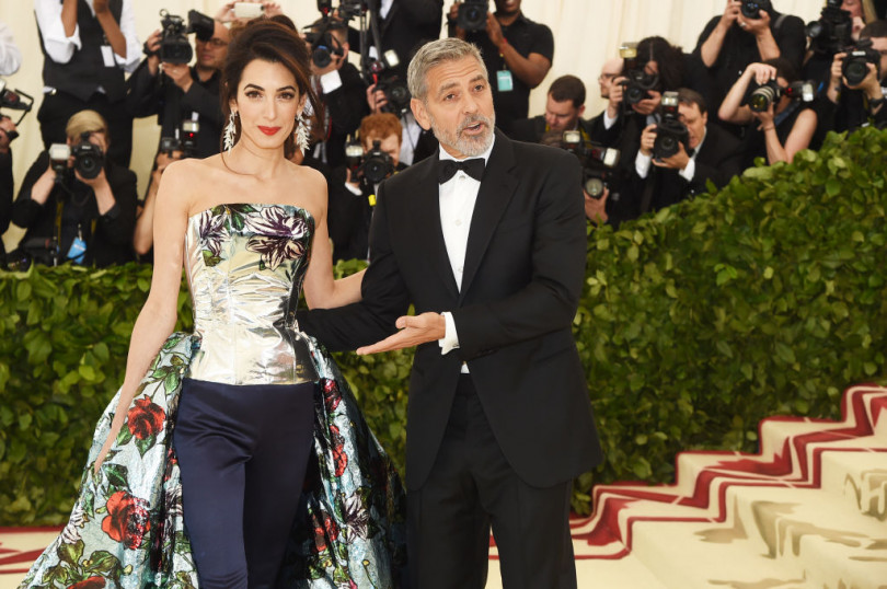 Джордж и Амаль Клуни на красной дорожке Met Gala 2018