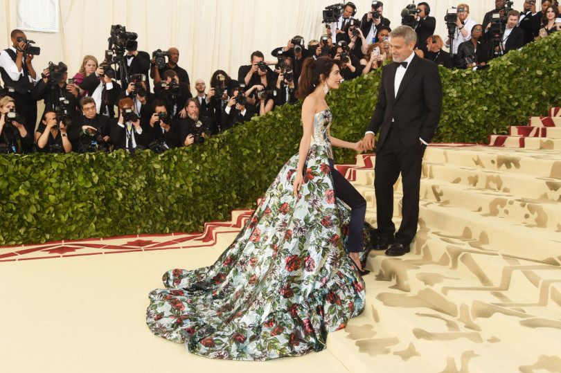 Джордж и Амаль Клуни на красной дорожке Met Gala 2018