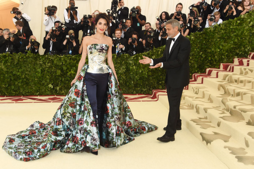 Джордж и Амаль Клуни на красной дорожке Met Gala 2018