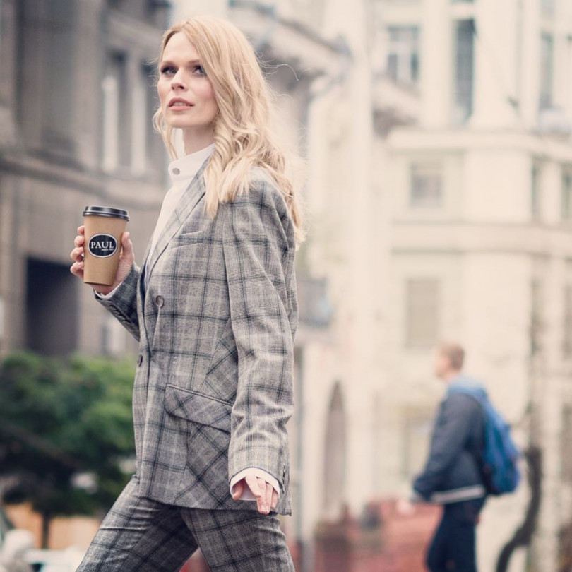 Ольга Фреймут в деловом костюме